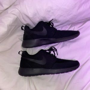 Nike Triple Black Roshes, size 8 women’s